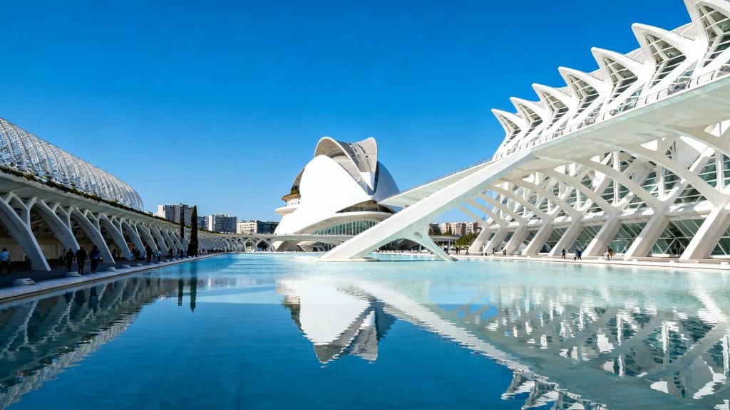 Architecture futuriste et bassins miroitants