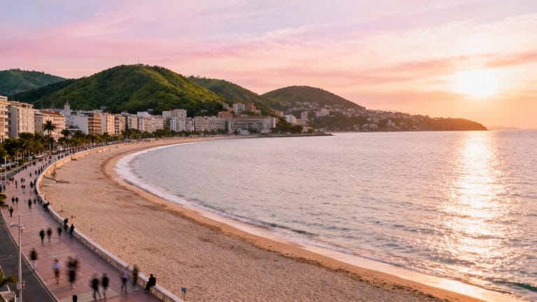 Baie urbaine au coucher du soleil pour que faire à San Sebastián