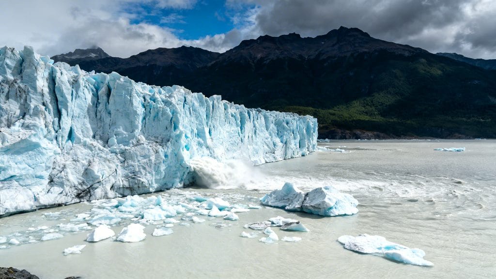 Glacier imposant et lac d’altitude aux teintes bleues
