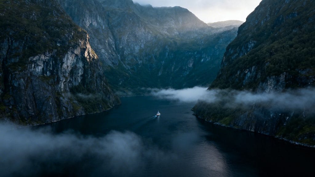 Fjord majestueux et brume, ambiance nordique
