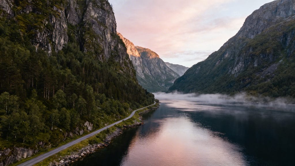 Vallée façon fjord et route scénique, paysages spectaculaires