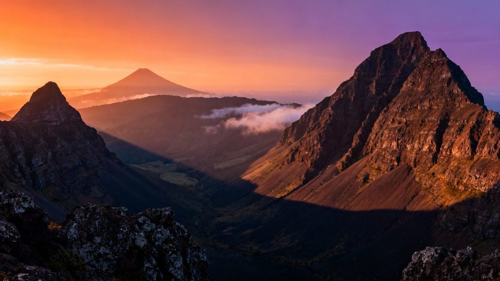 Silhouettes de pitons rocheux au lever du soleil