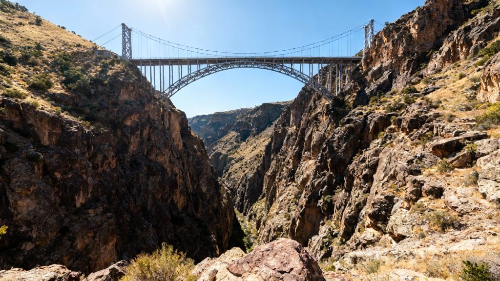 Pont suspendu traversant un canyon rocheux profond