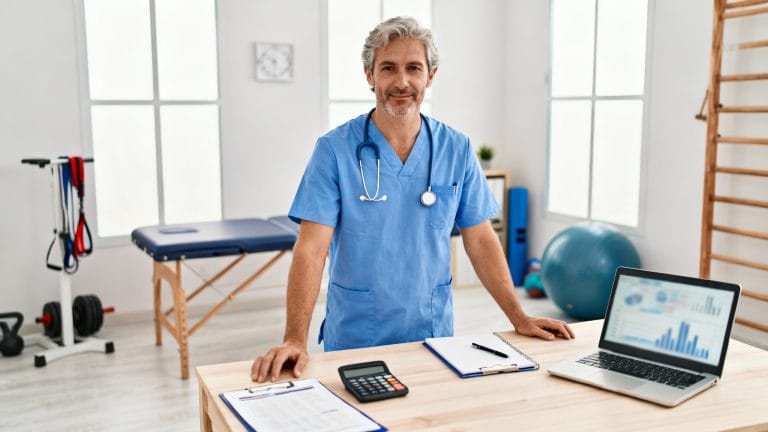 Physiothérapeute compare salaire kiné libéral et salarié