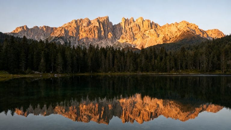 Panorama des Dolomites en Italie avec lac et sommets