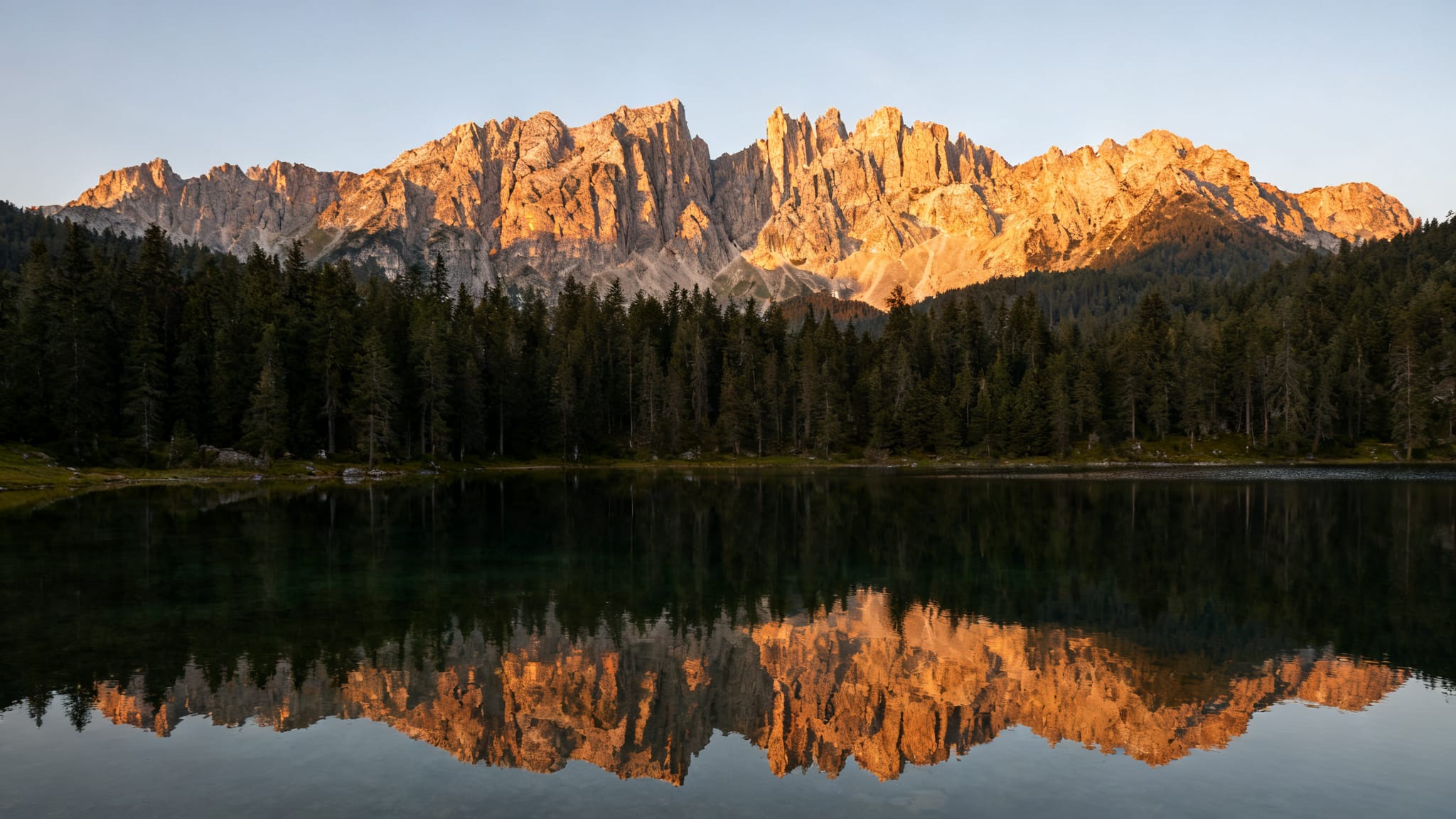Panorama des Dolomites en Italie avec lac et sommets