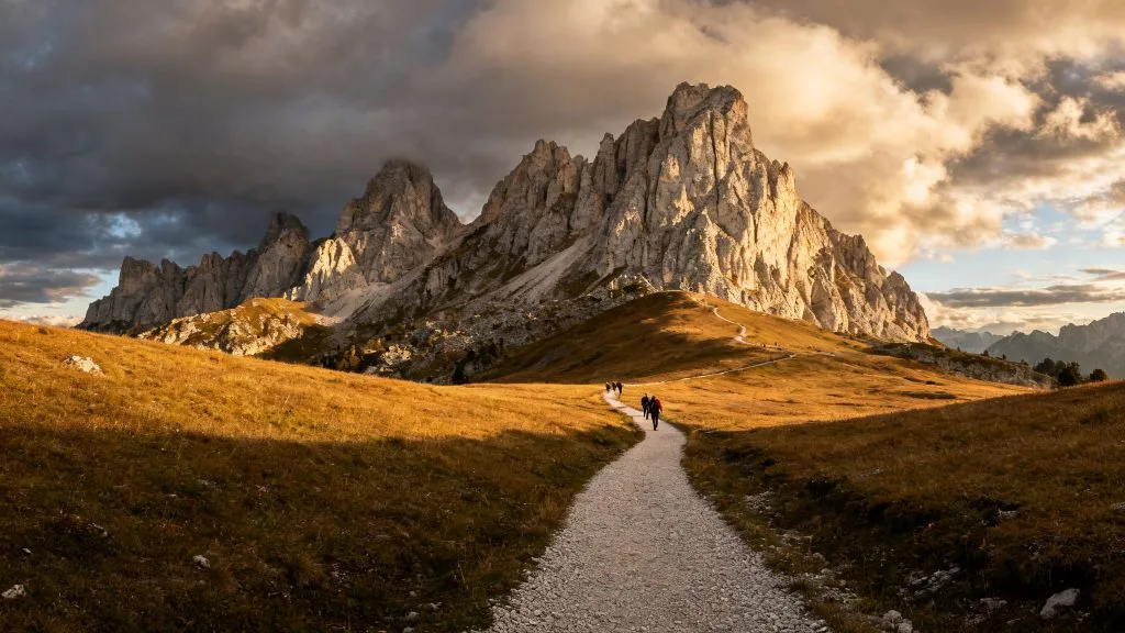 Arêtes dolomitiques et sentier sur plateau alpin