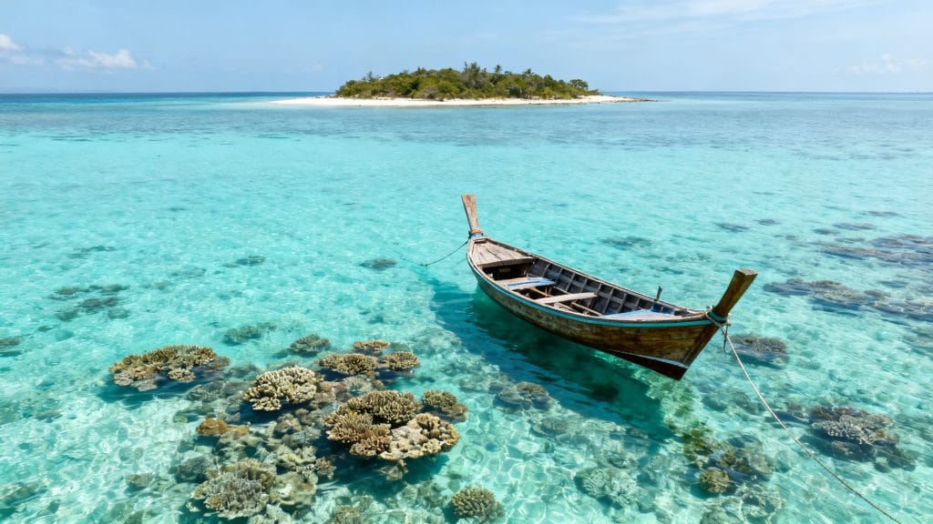 Lagon turquoise avec coraux et petite embarcation