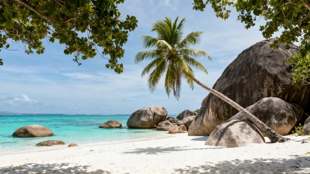 Plage aux rochers granitiques et eau limpide très chaude