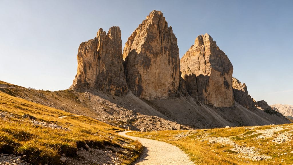 Tours rocheuses sur pente alpine avec sentier