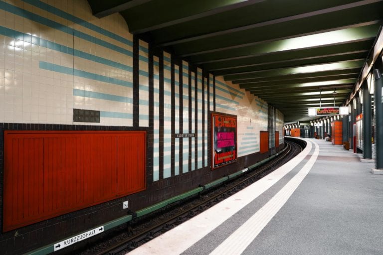 Quai désert de la station de métro Klosterstern à Hambourg, carrelage rayé turquoise