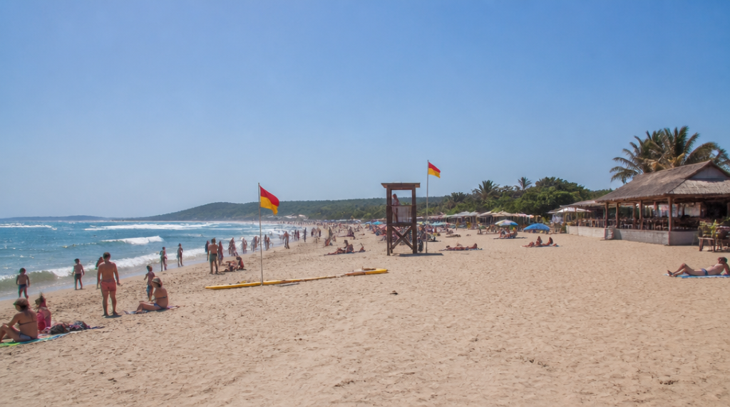 Large plage familiale avec poste de secours