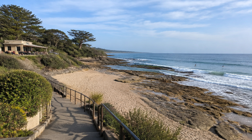 Anse avec rochers et vagues pour surf intermédiaire