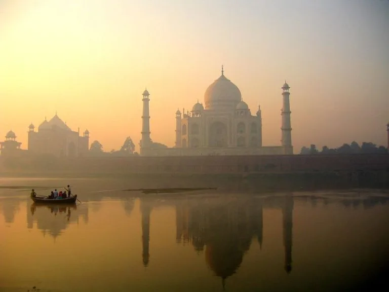Taj Mahal au lever du jour, barque sur la rivière