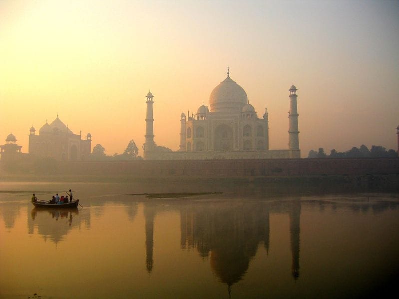 Taj Mahal au lever du jour, barque sur la rivière