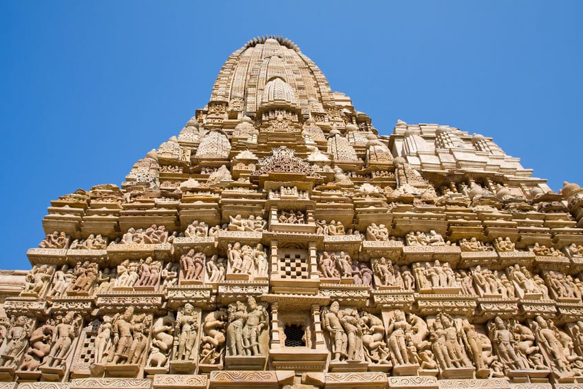 Façade de temple hindou richement sculptée, vue en contre-plongée