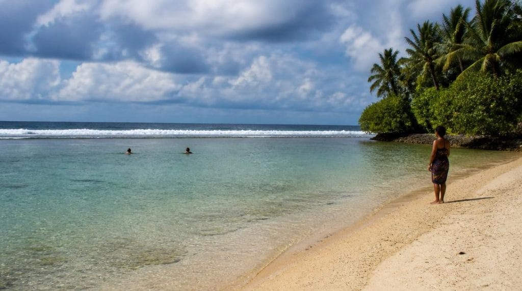Mer tropicale avec courants marins près du rivage