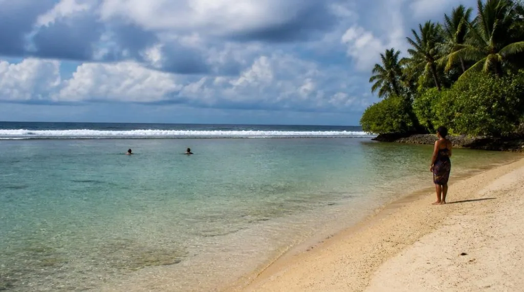 Mer tropicale avec courants marins près du rivage