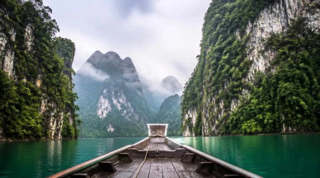 Lac Cheow Lan entouré de jungle et falaises