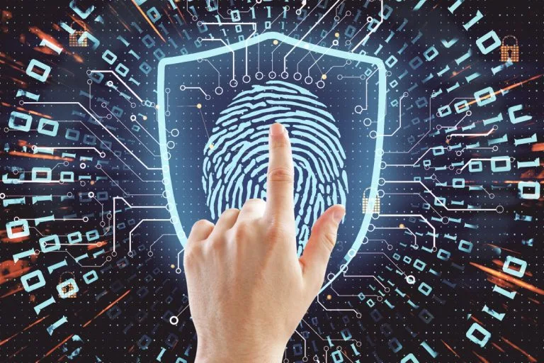 Main pointant une empreinte digitale dans un bouclier de cybersécurité
