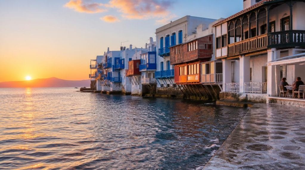 Maisons blanches en bord de mer au coucher du soleil