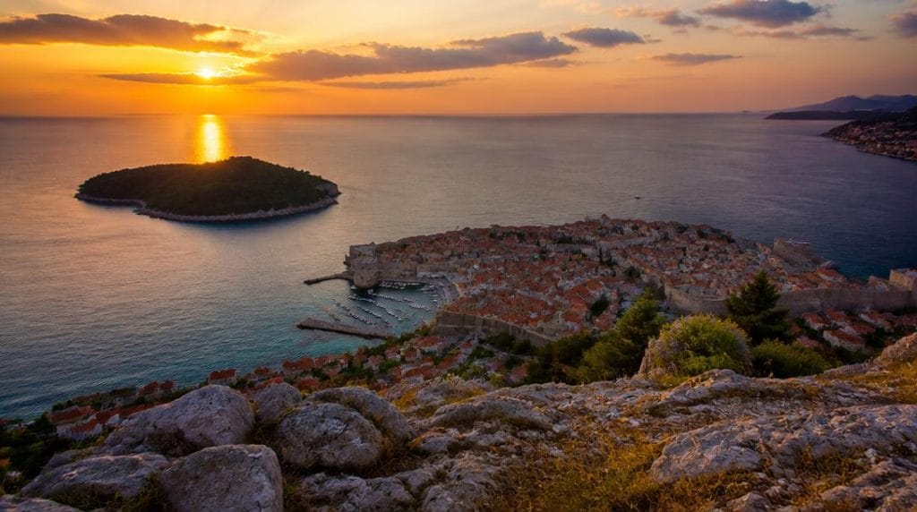 Vue du mont Srđ sur Dubrovnik au coucher du soleil