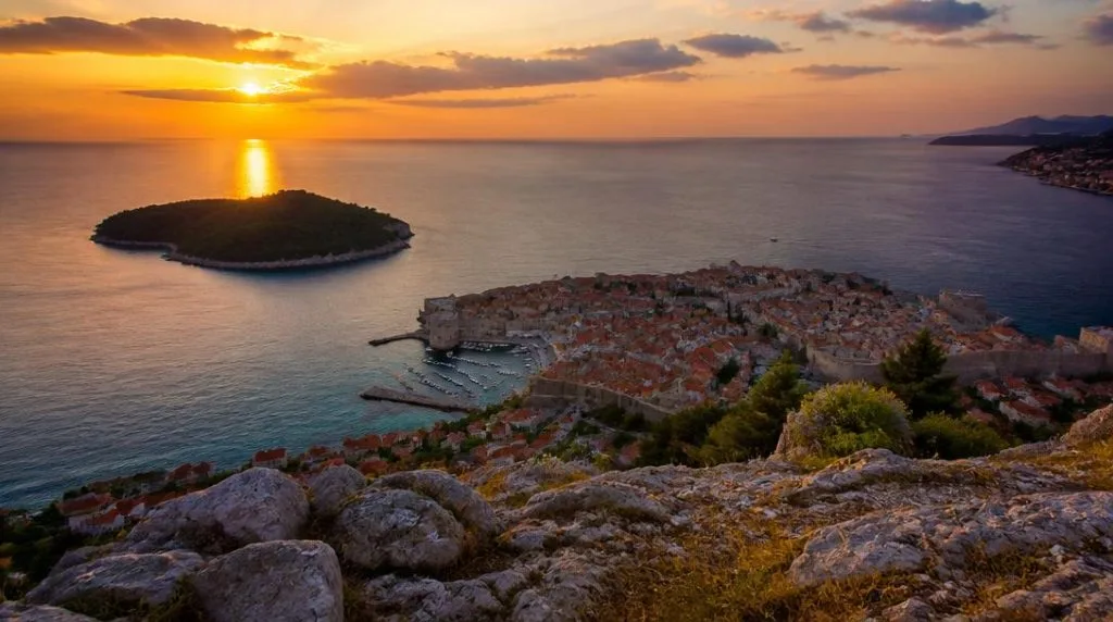 Vue du mont Srđ sur Dubrovnik au coucher du soleil