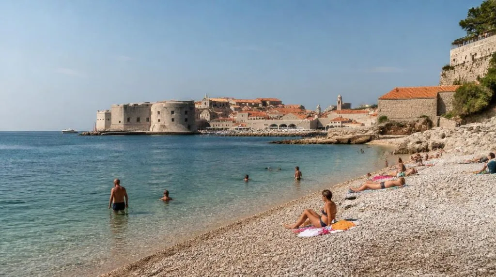 Plage de Banje avec remparts de Dubrovnik