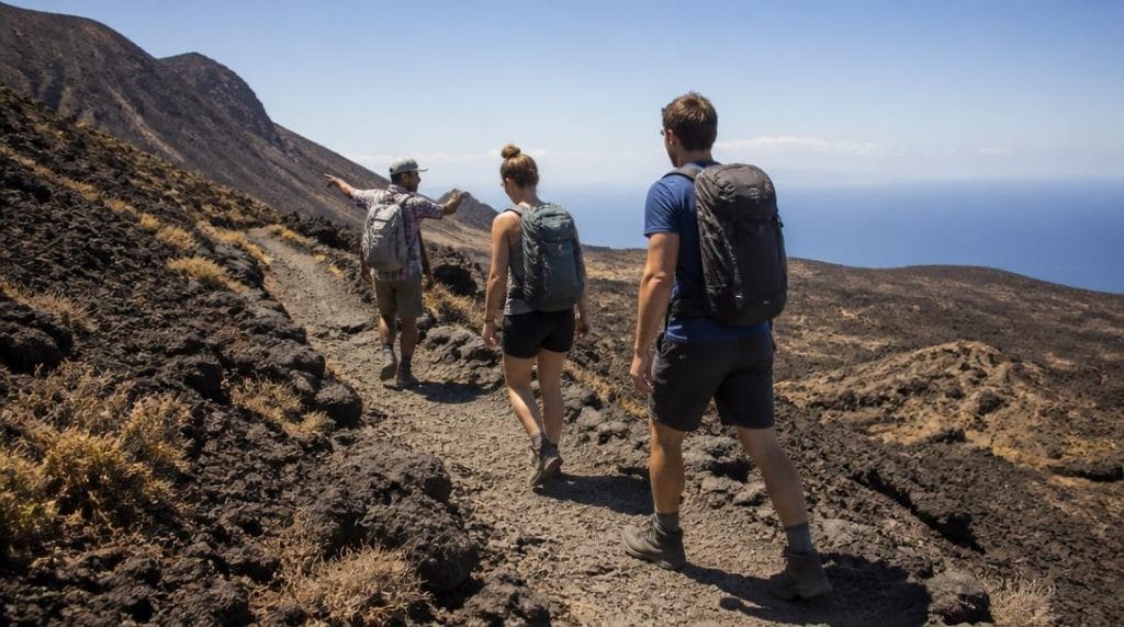 Randonneurs guidés sur un sentier volcanique sec
