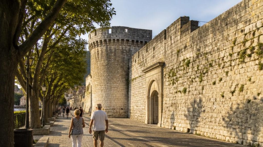 Remparts médiévaux lors d'une promenade urbaine