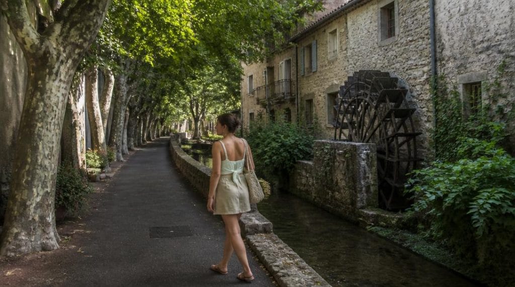 Rue pittoresque avec canal et roues à aubes