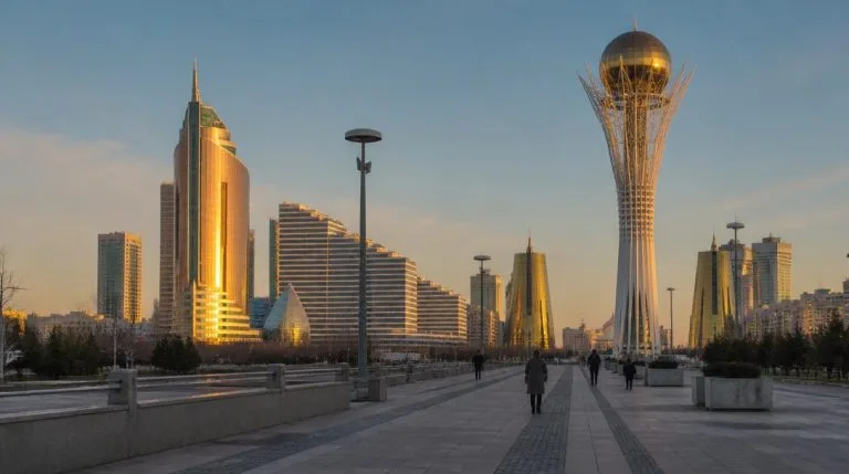 Vue urbaine futuriste d'Astana au coucher du soleil