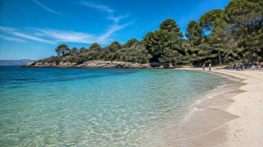 Eau turquoise et sable fin d'une plage familiale