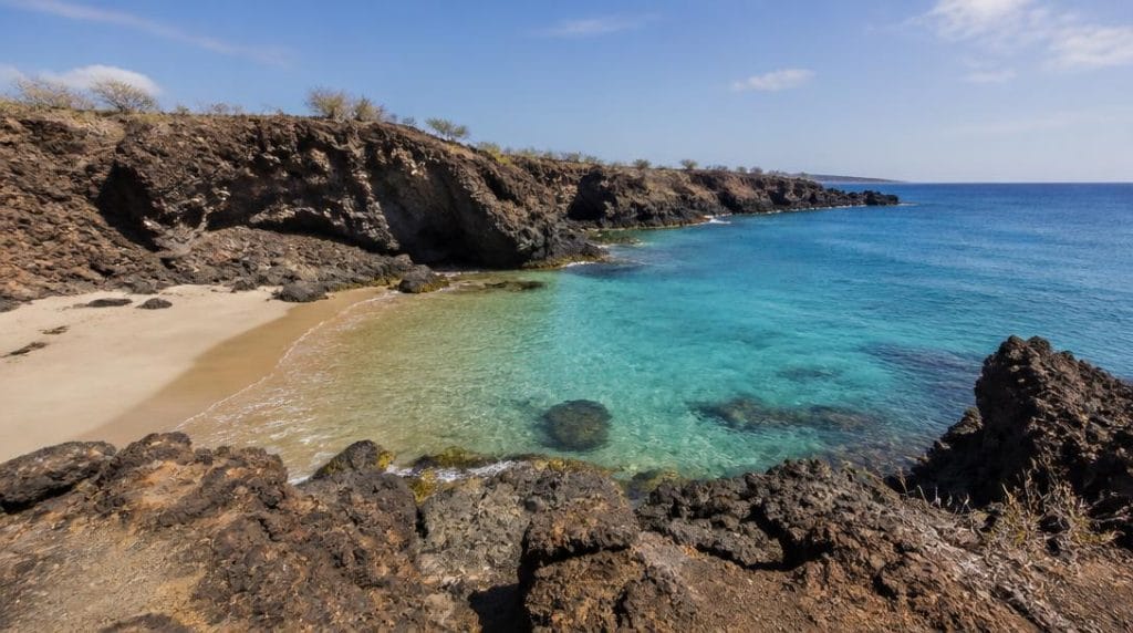 Littoral volcanique pour vacances au soleil en mai