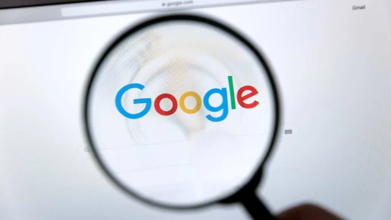 Loupe grossissant le logo Google sur la page du navigateur