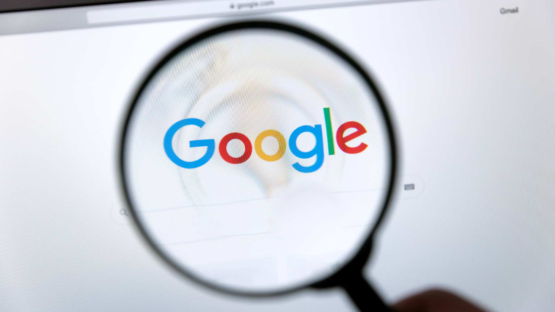 Loupe grossissant le logo Google sur la page du navigateur