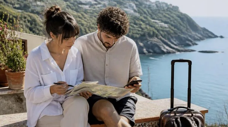Couple choisissant où partir en mai au soleil
