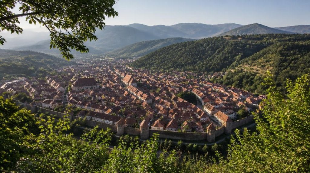 Panorama urbain depuis les montagnes des Carpates