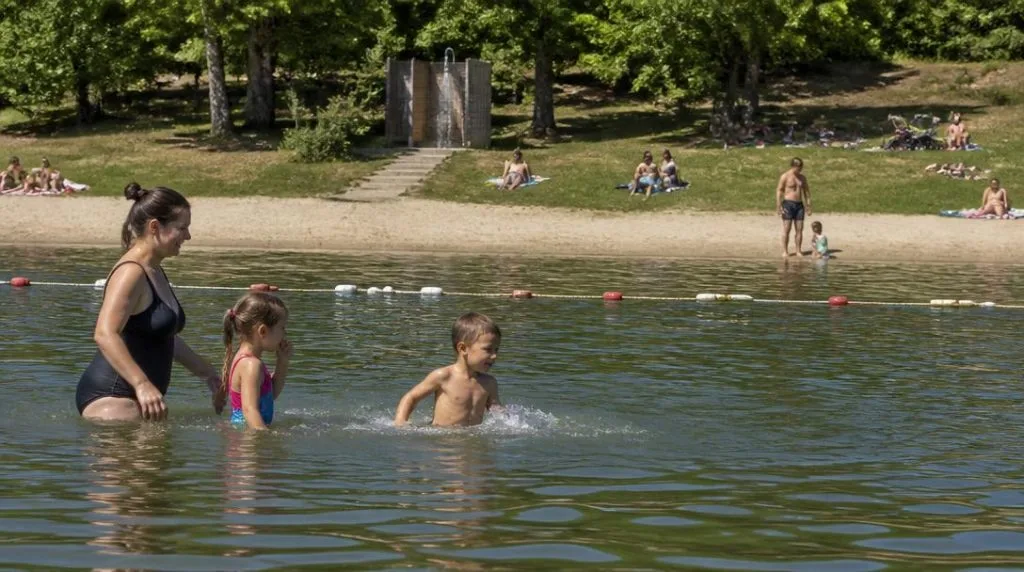 Plage du lac d'Aydat avec zone de baignade balisée