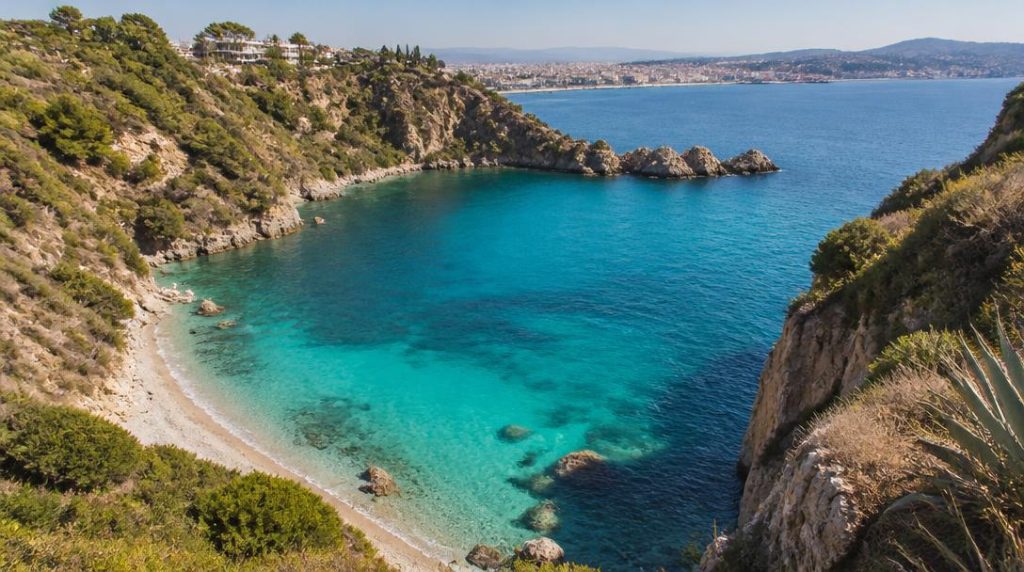 Crique turquoise sur littoral méditerranéen marocain