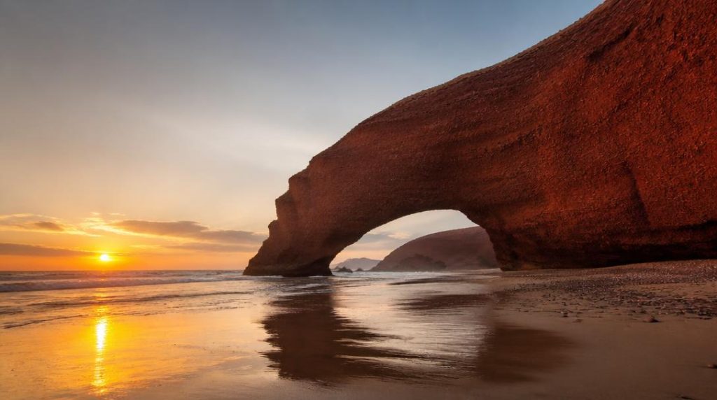 Falaises rouges sur plage sauvage marocaine
