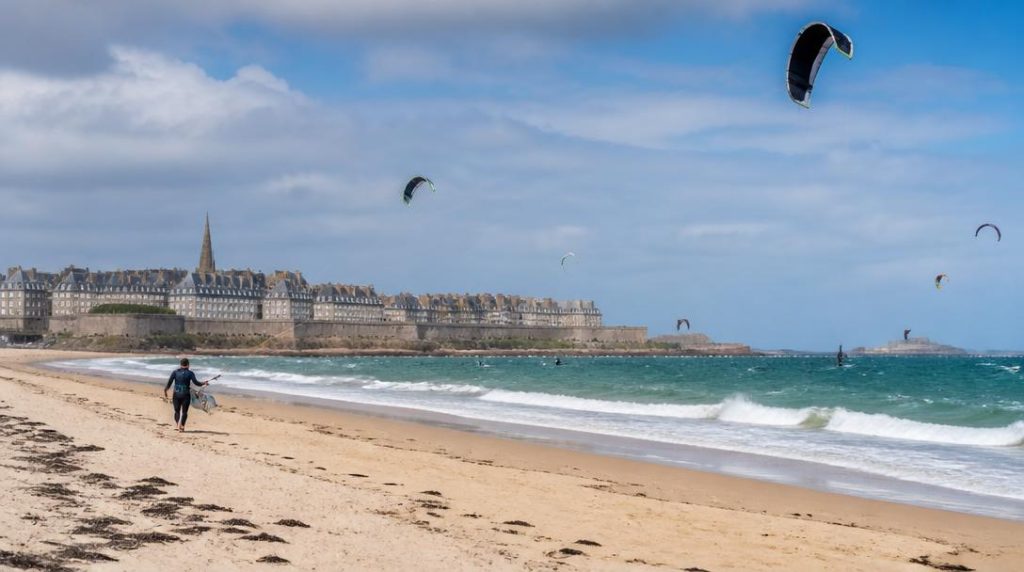 Grande plage pour kitesurf sur côte marocaine