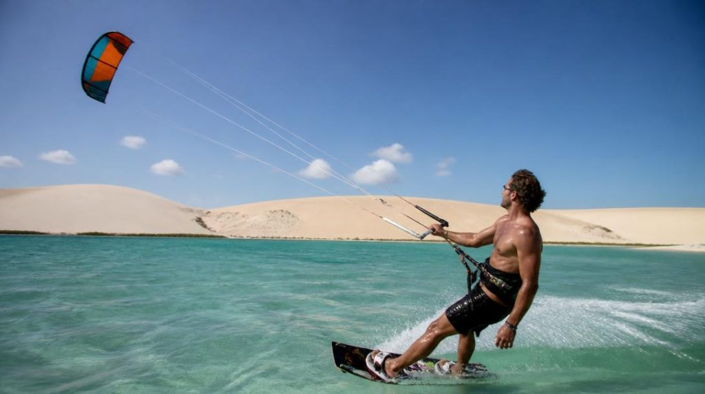 Kitesurfeur sur lagune turquoise au Maroc