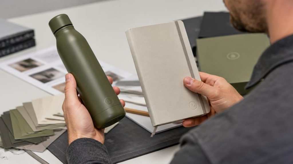 Marquage discret sur un cadeau d’entreprise personnalisé