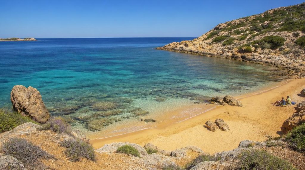 Eau claire sur petite plage méditerranéenne