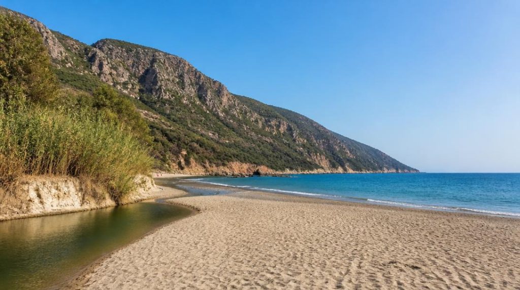 Plage entre montagnes du Rif et Méditerranée