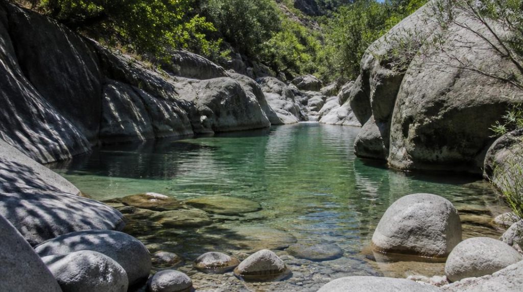 Vasque naturelle pour la baignade en rivière de montagne